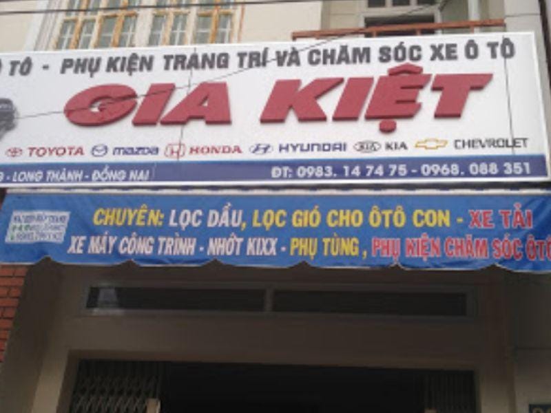 Khu vực sửa chữa hộp số chuyên dụng tại Garage Auto Speedy với các dụng cụ và thiết bị hiện đại